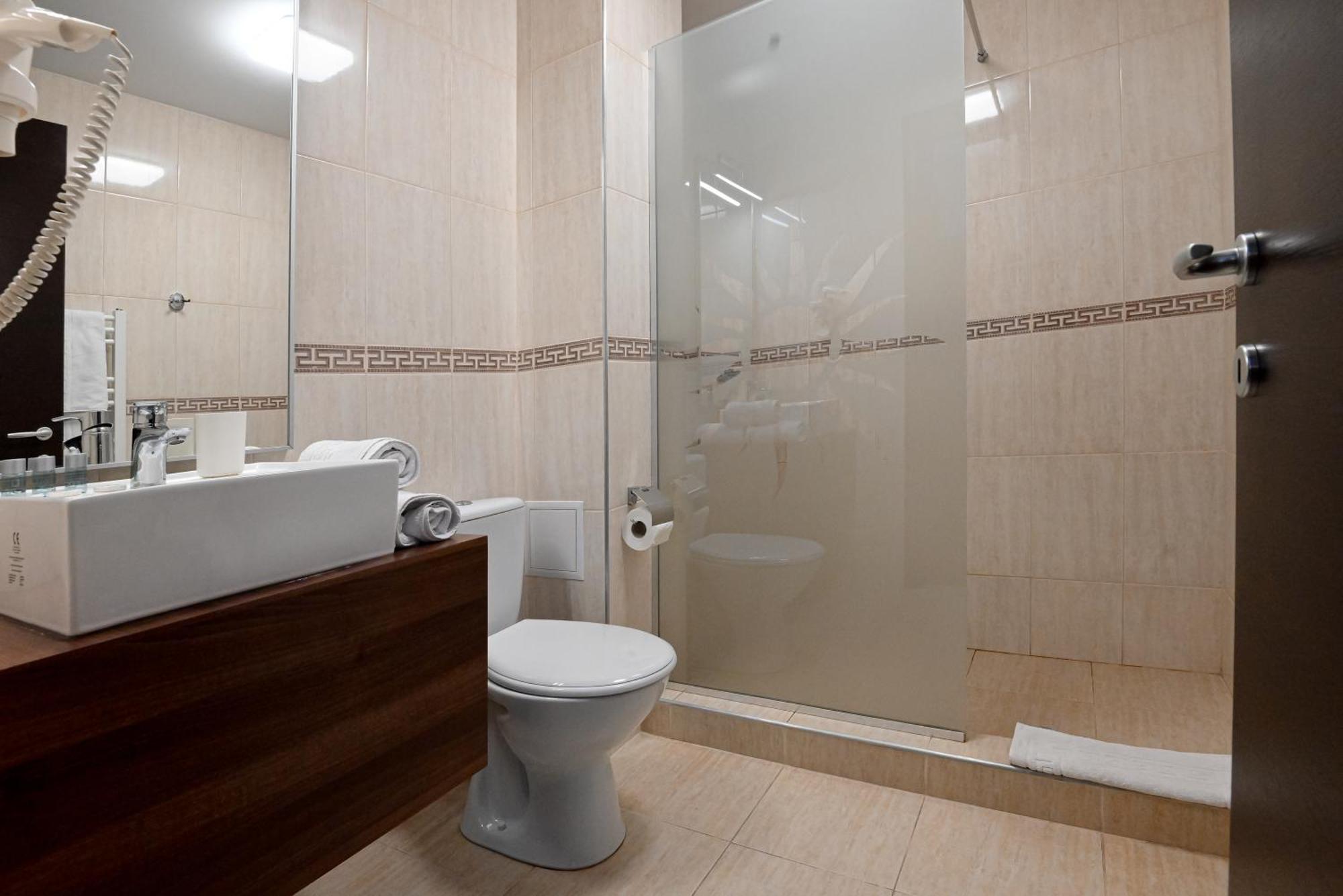 Helios Hotel Сулина Екстериор снимка