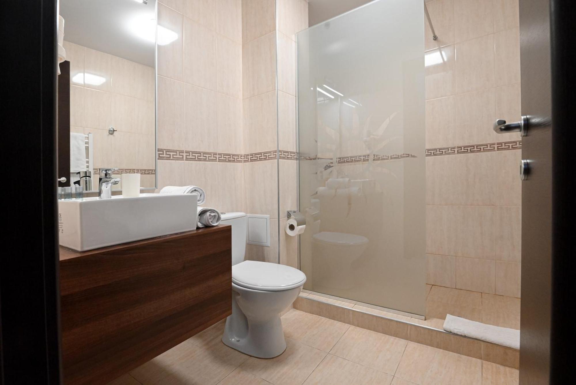 Helios Hotel Сулина Екстериор снимка
